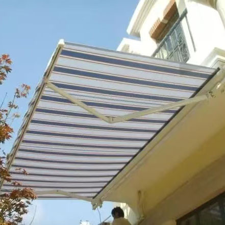 In che modo le tende avvolgibili esterne di tipo tenda bilanciano la resistenza al vento, la ventilazione e la durata a lungo termine all'aperto?