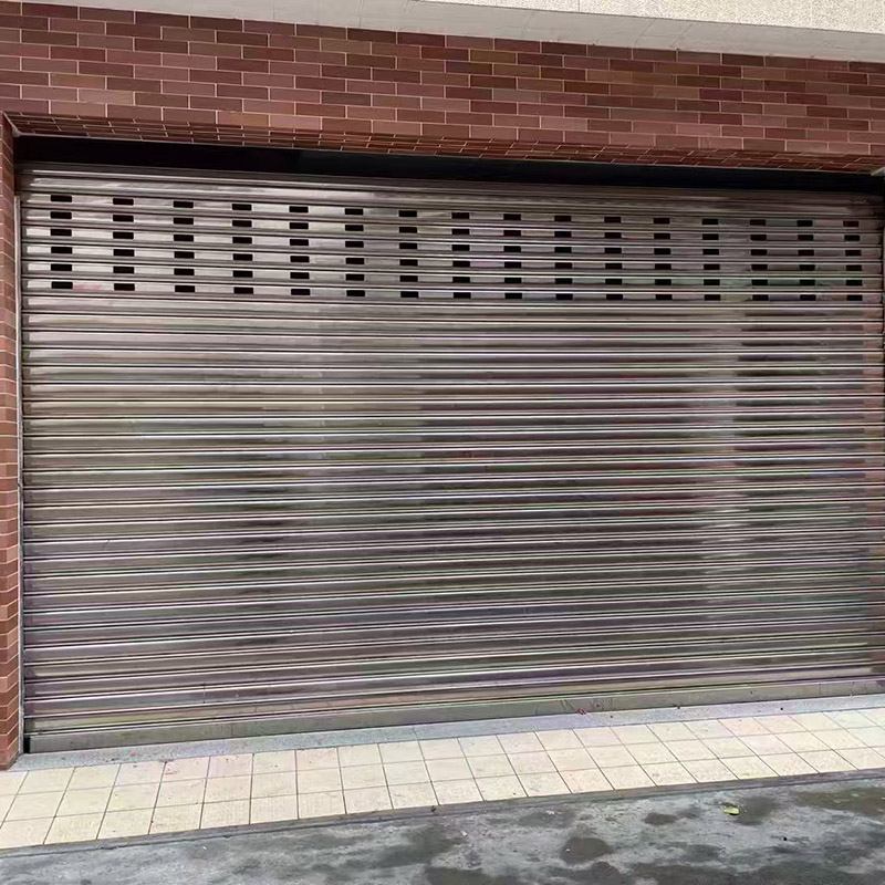 In che modo le porte avvolgibili con sistema di allarme possono migliorare la sicurezza e l'efficienza operativa?