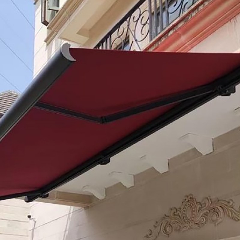 Tenda parasole avvolgibile per esterni con binario di supporto incernierato